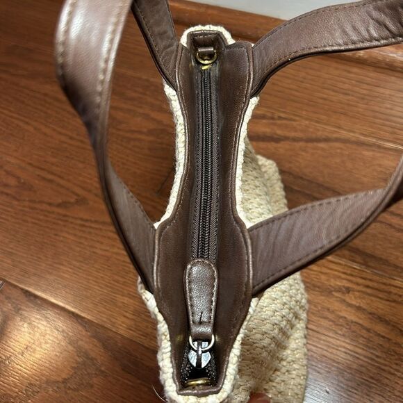 Sonoma small woven straw bag with leather handle and zipper closure - Picture 4 of 11